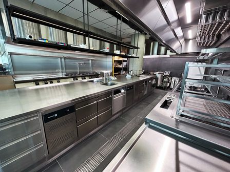 Profesjonalna kuchnia gastronomiczna z ciągiem technologicznym i wyposażeniem ze stali nierdzewnej